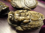 激安宣言 龍亀 ロングイ 財運を高める瑞獣 お守りとしても ゴールデンシャインオブシディアン 黒曜石 タンブル 全長約51mm前後 メキシコ産 geki-obG30