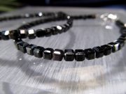 激安特価 ブラックスピネル キューブカットワイヤー ブレスレット 幅約3mm-3.5mm コスパ抜群 デザインワイヤーブレスレット 勝利を呼ぶ石 アジャスター金具付