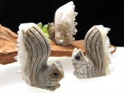 水晶クラスター リス りす 彫刻置物 水晶 メノウ 幅約40mm 重さ約27g 人間関係の修復 強力な邪気払い、魔除けの石 りすモチーフのパワーストーン