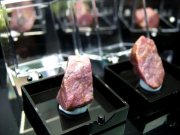 ミニチュア原石シリーズ レア産地 ルビー コランダム 原石 ケース付き UVライトで蛍光 コレクションや標本に 恋愛成就 マダガスカル産 パワーストーン 天然石
