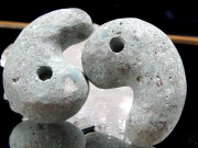 正規品 日本銘石協会 ふくいブルー 笏谷石 勾玉 縦約33mm×横約23mm 1個売り 国産石使用 古墳時代からの遺産 深い青が魅力ー 情熱と勝利をもたらす石