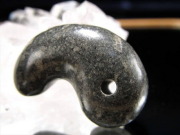 正規品 日本銘石協会 富士溶岩 勾玉 縦約25mm×横約17.5mm 1個売り タイプA 国産石使用 ヒーラーに大人気 グラウンディング効果 運気向上・金運 証明書付属