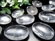 超透明 天然水晶 ホットストーン 重さ45g-55g つやつや 磨き石 つるつるホットストーン 純粋と浄化を象徴する万能パワーストーン 一個売り ブラジル産