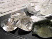 特大サイズ 幻の激レア水晶 ガネーシュヒマール産 水晶 クローライトインクォーツ さざれ 約100g 粒の大きさ約15mm-35mm ギャランティカード付き サザレ石