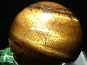大玉 稲妻シラー 4A タイガーアイ 丸玉 台座付 直径106mm 重さ1701g 金運の代名詞 良質シャトヤンシー 幸運を招く聖なる石 南アフリカ産 パワーストーン