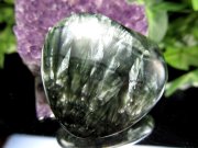 セラフィナイト クリノクロア・天使の羽 ハート型 タンブル 重さ18.4g 斜緑泥石 人生に平穏を与える石 神秘的で高貴な美しさ ロシア産 パワーストーン 天然石