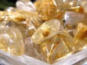 AA ゴールドルチルクォーツさざれ 中粒タイプ 約100g入り 透明度高めの高品質タイプ 中にはタイチン入りも 粒の大きさ約5-17mm ブラジル産 パワーストーン