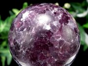 濃いカラー レピドライト 丸玉 台座付き 直径58mm 重さ286g 極上 濃い紫 鱗片状の結晶 良い未来へ導く 変革の石 キラキラ小宇宙