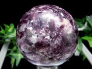 濃いカラー レピドライト（リチア雲母）丸玉 台座付き 直径73mm 重さ560g 極上 濃い紫 鱗片状の結晶 良い未来へ導く 変革の石