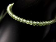 コスパ抜群 ペリドット かんらん石 ボタンカットワイヤーブレスレット 幅約3mm-3.5mm アジャスター金具付 幸せ・夫婦の愛・平和の象徴 ミャンマー産