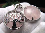 ツリーオブライフペンダントトップ 〈ローズクォーツ〉つやつやラウンド型 幅約27.5mm 世界樹モチーフ リバーシブルペンダントトップ ブラジル産 pe-p