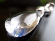 水晶の中に咲く瑠璃色の花 デュモルチェライト イン クォーツ ペンダントトップ 最大幅約18mm 重さ1.8g 濃厚ブルーガーデンクォーツ 思慮の石