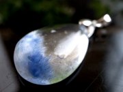 水晶の中に咲く瑠璃色の花 デュモルチェライト イン クォーツ ペンダントトップ 最大幅約23mm 重さ4.1g 濃厚ブルーガーデンクォーツ 思慮の石