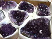 限定3箱 濃厚ウルグアイ産お得セット 4A アメジスト クラスター フラットタイプ 1箱平均約1400g 約10個前後入り 箱サイズ約26cm×16cm 美結晶 愛の守護石