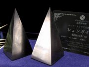 艶ありタイプ Sサイズ シュンガイト 鋭利なピラミッド置物 高さ約5.5cm-6cm×幅約2.5cm-3cm 1個売り 地球上で唯一の天然フラーレンを含む希少鉱物