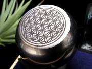 神聖幾何学 シュンガイト フラワーオブライフ デザイン丸玉 直径約50-52mm 1個売り 地球上で唯一の天然フラーレンを含む希少鉱物 ギャランティカード付属