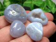 澄んだ海のようなブルー ブルーカルセドニー 不定形タンブル 詰合せ 一袋約100g 約20-25個入り ぷるつや透明感あり つやつやタンブル 南アフリカ産