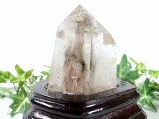 店頭展示中 5A 貫入水晶 龍神ガーデンクォーツ ポリッシュ ポイント置物 専用木製台座付き 高さ約116mm 重さ473g ダークカラー 龍神が住んでいるとされる庭園