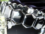 ヘキサゴンカットタイプ テラヘルツ鉱石 バングルブレスレット 幅16mm×12mm×17珠前後 つやつや鏡面仕上げ 話題の高純度 テラヘルツ鉱石 2026年