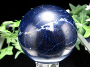 宇宙を包み込んだ深遠なブルー ソーダライト 丸玉 台座付 直径66mm 重さ354g 極上濃色ディープブルー 夢や目標のサポートをする石 方曹達石 一点物 ブラジル産