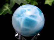 店頭展示中 バイヤー厳選 水面のような模様が美しい 4A 極上ラリマー 丸玉 K9台座付き 重さ60g φ34mm ドミニカ共和国産 パワーストーン 天然石