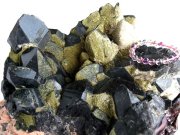 迫力の特大 緑簾石 エピドート 共生 天然 黒水晶 モリオン クラスター 原石 重さ13220g 最大幅約295mm 大自然の力強さを感じる漆黒の水晶