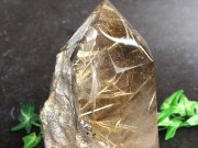 店頭展示中 迫力の母岩残し 5A ゴールドタイチンルチルクォーツ 半面ポリッシュ原石 専用台付き 高さ約167mm 重さ約1236g 激レア 煌めき板状タイチン金針