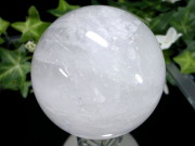 龍神の吐く息 虹入り スノーホワイト水晶 丸玉 φ66.5mm 重さ 408g 極上天然石 一点もの ブラジル産 パワーストーン 天然石