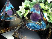 叡智とグラウンディング アメジストスフィア オルゴナイトピラミッド 曼荼羅 まんだら デザイン 1個売り 高さ約5cm前後 銅線入り オルゴンエネルギー