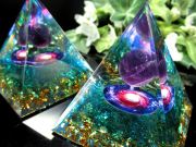 銀河を閉じ込めた芸術 アメジストスフィア オルゴナイトピラミッド ギャラクシーデザイン 1個売り 高さ約5cm前後 金箔入り オルゴンエネルギー 風水にも