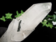 山型ファントム入り ヒマラヤ産 水晶 結晶原石 専用木製台座付 重さ 563g ヒマラヤの神々しき息吹を宿して ファントムの層が増幅する 清冽なエネルギー 1点物