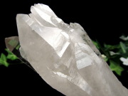 山型ファントム入り ヒマラヤ産 水晶 結晶原石 専用木製台座付 重さ 567g ヒマラヤの神々しき息吹を宿して ファントムの層が増幅する 清冽なエネルギー 1点物