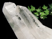 山型ファントム入り ヒマラヤ産 水晶 結晶原石 専用木製台座付 重さ 710g ヒマラヤの神々しき息吹を宿して ファントムの層が増幅する 清冽なエネルギー 1点物