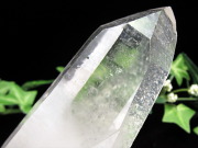 ヒマラヤの神気が宿る最高峰の水晶 ヒマラヤ産 水晶 結晶原石 専用木製台座付 重さ 447g ヒマラヤの神々しき息吹を宿して 世界の屋根から届いた