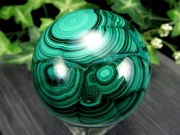 流動的な模様くっきり マラカイト丸玉 台座付き 直径約47mm 重さ233g 美麗繊細模様 濃厚グリーン 魔除け 肉体と精神を癒す石 一点物 コンゴ産 パワーストーン