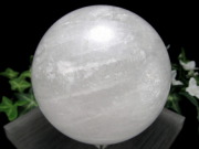 龍神の吐く息 スノーホワイト水晶 丸玉 台座付 直径92mm 重さ1114g 極上天然石 一点もの ブラジル産 パワーストーン 天然石