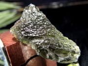 大粒原石 モルダバイト 原石 長さ約26mm×13mm 約2.5g 年々枯渇・流通激減 幸運と豊穣のお守り 1点物 ギャランティカード付属 チェコ共和国産 ge-p-g