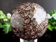 癒しの石 テンドリック ロードナイト 薔薇輝石 丸玉 台座付 直径 59.5mm 重さ 402g ブラジル産 パワーストーン 天然石