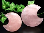 ディープローズクォーツ クレセントムーン 三日月型 タンブル 重さ40g-55g 1個売り 女性に人気 艶光沢抜群 可愛らしいミルキーピンク 美と愛の女神の石