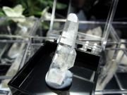 良質 宮崎水晶 板谷水晶 単結晶 Sサイズ 1個売り サイズ約3.5cm×3.5cmのケース入り ポジティブなエネルギーを引き寄せる 宮崎県 西米良村板谷産