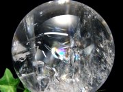 店頭展示中 このサイズで超透明 虹入り 5A 天然水晶 虹入り 丸玉 台座付 重さ946g φ88mm レインボー水晶 すべての浄化と純粋さの象徴 極上天然石 一点もの