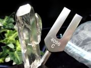 送料無料 メール便対応のコンパクトタイプ アフリカ産 水晶ポイント付 クリスタルチューナー 音叉浄化セット オーガンジー袋入り