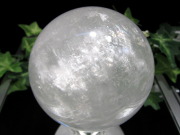 虹入り 4A ホワイトカルサイト 丸玉 台座付 直径72mm 重さ537g エネルギーの増幅と強力な浄化の石 神秘的な美しさ 方解石 ブラジル産 パワーストーン 天然石