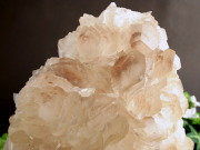 鉱物の結晶マニア向け カルサイト 方解石 クラスター 専用木製台座付 サイズ179mm×101mm 重さ1399g 艶感抜群 極上光沢 赤みを帯びた透明結晶