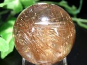 店頭展示中 5A 束状 オレンジタイガータイチンルチル 水晶 丸玉 K9台座付き φ32mm 50.4g 金運・運気アップに 台座付 1点もの バイヤー厳選 海外買い付け品