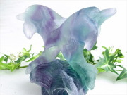 虹の海を泳ぐ 永遠の絆 ツインドルフィン レインボーフローライト 彫刻置物 高さ約106mm 重さ約613g 透明極上のフローライトに波まで表現した彫刻 1点物