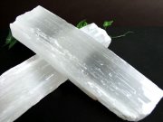 高品質 透明感有り ナチュラルセレナイト 原石 1個売り 長さ10cm以上のロングタイプ 重さ約800g-900g ナチュラルな削りだし
