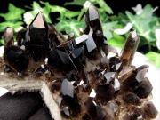 待望の再入荷 アメリカ・アーカンソー州産 黒水晶 モリオン クラスター 最大幅94mm 重さ163g 漆黒の美結晶群 最強の魔除け・邪気払いの石 1点物