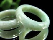 グリーンジェイド リング 幅約4.5mm-7.5mm リングサイズ約15号 淡緑色の優美なグラデーション 滑らかな装着感 伝統的な天然石くり抜きリング