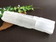 特大サイズ 高品質 透明感有り ナチュラルセレナイト 原石 長さ 228mm 重さ 1045g ナチュラルな削りだし カルマの浄化・癒しの天然石インテリア 透石膏